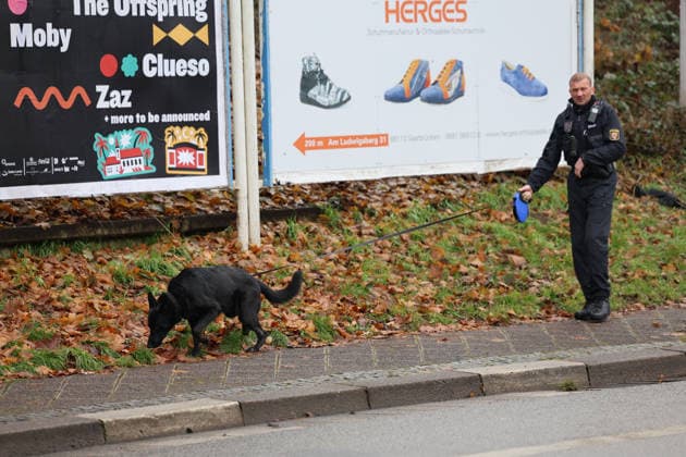 29.11.2025, Fussball, Herren, 3. Liga, Saison 2025 2026, 1. FC Saarbrücken - Rot-Weiss Essen, Der Polizei-Einsatz rund um das Ludwigsparkstadion, Ein Polizeihund geht mit einem Polizisten Saarbrücken Ludwigsparkstadion Saarland Deutschland (DEU) Copyright: xSebastianxBachx