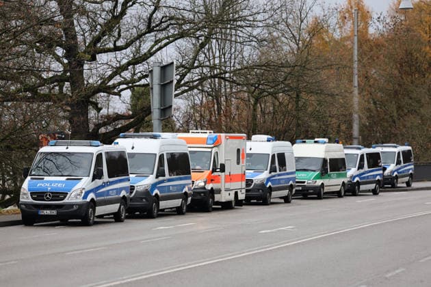 29.11.2025, Fussball, Herren, 3. Liga, Saison 2025 2026, 1. FC Saarbrücken - Rot-Weiss Essen, Der Polizei-Einsatz rund um das Ludwigsparkstadion Saarbrücken Ludwigsparkstadion Saarland Deutschland (DEU) Copyright: xSebastianxBachx