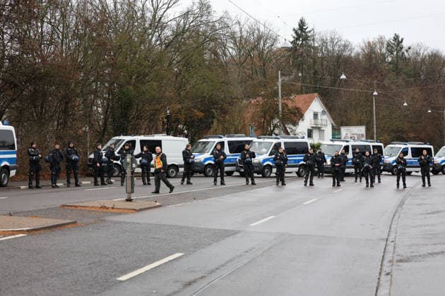 29.11.2025, Fussball, Herren, 3. Liga, Saison 2025 2026, 1. FC Saarbrücken - Rot-Weiss Essen, Der Polizei-Einsatz rund um das Ludwigsparkstadion Saarbrücken Ludwigsparkstadion Saarland Deutschland (DEU) Copyright: xSebastianxBachx