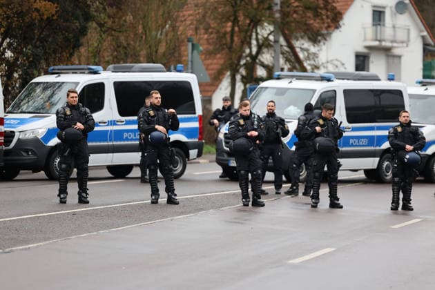 29.11.2025, Fussball, Herren, 3. Liga, Saison 2025 2026, 1. FC Saarbrücken - Rot-Weiss Essen, Der Polizei-Einsatz rund um das Ludwigsparkstadion Saarbrücken Ludwigsparkstadion Saarland Deutschland (DEU) Copyright: xSebastianxBachx