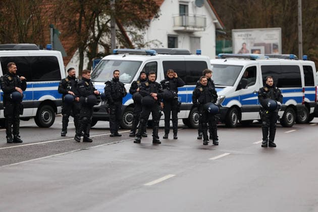 29.11.2025, Fussball, Herren, 3. Liga, Saison 2025 2026, 1. FC Saarbrücken - Rot-Weiss Essen, Der Polizei-Einsatz rund um das Ludwigsparkstadion Saarbrücken Ludwigsparkstadion Saarland Deutschland (DEU) Copyright: xSebastianxBachx