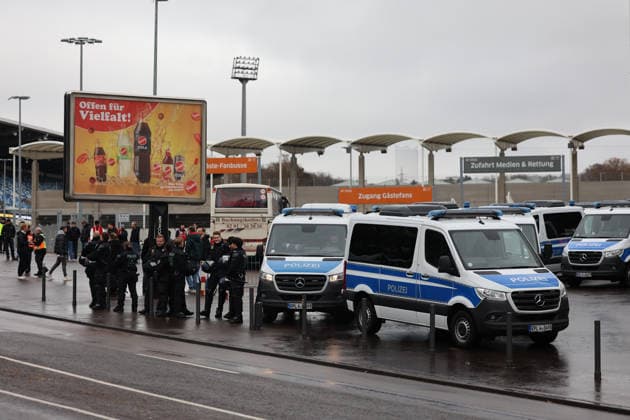 29.11.2025, Fussball, Herren, 3. Liga, Saison 2025 2026, 1. FC Saarbrücken - Rot-Weiss Essen, Der Polizei-Einsatz rund um das Ludwigsparkstadion Saarbrücken Ludwigsparkstadion Saarland Deutschland (DEU) Copyright: xSebastianxBachx