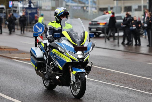 29.11.2025, Fussball, Herren, 3. Liga, Saison 2025 2026, 1. FC Saarbrücken - Rot-Weiss Essen, Der Polizei-Einsatz rund um das Ludwigsparkstadion, Ein Motorrad der Polizei im Einsatz Saarbrücken Ludwigsparkstadion Saarland Deutschland (DEU) Copyright: xSebastianxBachx