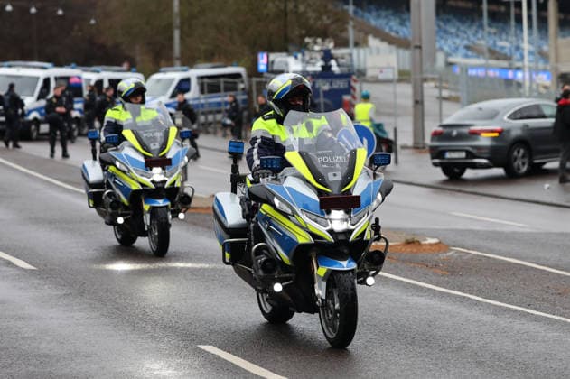 29.11.2025, Fussball, Herren, 3. Liga, Saison 2025 2026, 1. FC Saarbrücken - Rot-Weiss Essen, Der Polizei-Einsatz rund um das Ludwigsparkstadion, Polizeimotorräder im Einsatz Saarbrücken Ludwigsparkstadion Saarland Deutschland (DEU) Copyright: xSebastianxBachx