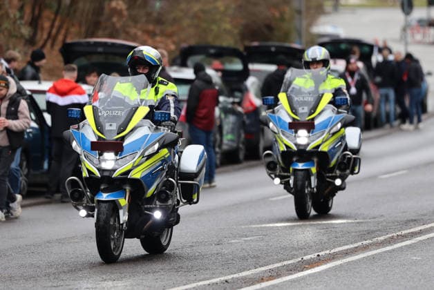 29.11.2025, Fussball, Herren, 3. Liga, Saison 2025 2026, 1. FC Saarbrücken - Rot-Weiss Essen, Der Polizei-Einsatz rund um das Ludwigsparkstadion, Polizeimotorräder im Einsatz Saarbrücken Ludwigsparkstadion Saarland Deutschland (DEU) Copyright: xSebastianxBachx
