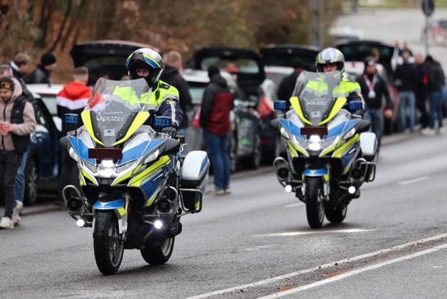 29.11.2025, Fussball, Herren, 3. Liga, Saison 2025 2026, 1. FC Saarbrücken - Rot-Weiss Essen, Der Polizei-Einsatz rund um das Ludwigsparkstadion, Polizeimotorräder im Einsatz Saarbrücken Ludwigsparkstadion Saarland Deutschland (DEU) Copyright: xSebastianxBachx