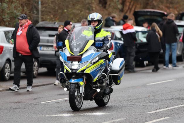 29.11.2025, Fussball, Herren, 3. Liga, Saison 2025 2026, 1. FC Saarbrücken - Rot-Weiss Essen, Der Polizei-Einsatz rund um das Ludwigsparkstadion, Ein Motorrad der Polizei im Einsatz Saarbrücken Ludwigsparkstadion Saarland Deutschland (DEU) Copyright: xSebastianxBachx