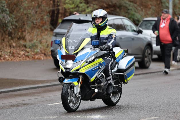 29.11.2025, Fussball, Herren, 3. Liga, Saison 2025 2026, 1. FC Saarbrücken - Rot-Weiss Essen, Der Polizei-Einsatz rund um das Ludwigsparkstadion, Ein Motorrad der Polizei im Einsatz Saarbrücken Ludwigsparkstadion Saarland Deutschland (DEU) Copyright: xSebastianxBachx