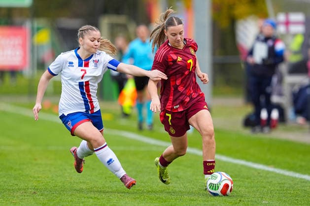 29.11.2025, xydrx, Fußball, Länderspiel, EM-Qualifikation U19-Frauen, Deutschland - Färöer, Sportschule Wedau: Jakobina Bergsdottir (FRO 7) im Zweikampf gegen Zoe Schick (GER 7) DFB regulations prohibit any use of photographs as image sequences and or quasi-video. Photo: xYannisxDreimannxPressefotokochx Nordrhein-Westfahlen Deutschland