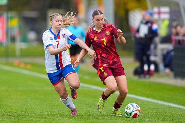 29.11.2025, xydrx, Fußball, Länderspiel, EM-Qualifikation U19-Frauen, Deutschland - Färöer, Sportschule Wedau: Jakobina Bergsdottir (FRO 7) im Zweikampf gegen Zoe Schick (GER 7) DFB regulations prohibit any use of photographs as image sequences and or quasi-video. Photo: xYannisxDreimannxPressefotokochx Nordrhein-Westfahlen Deutschland