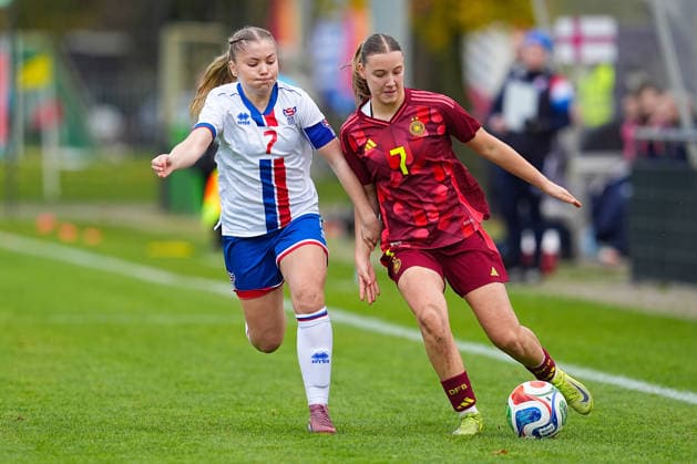 29.11.2025, xydrx, Fußball, Länderspiel, EM-Qualifikation U19-Frauen, Deutschland - Färöer, Sportschule Wedau: Jakobina Bergsdottir (FRO 7) im Zweikampf gegen Zoe Schick (GER 7) DFB regulations prohibit any use of photographs as image sequences and or quasi-video. Photo: xYannisxDreimannxPressefotokochx Nordrhein-Westfahlen Deutschland