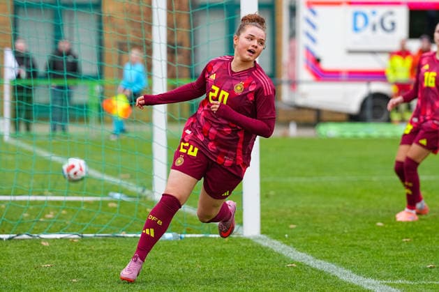 29.11.2025, xydrx, Fußball, Länderspiel, EM-Qualifikation U19-Frauen, Deutschland - Färöer, Sportschule Wedau: Torjubel nach dem Tor zum 5:0 für Deutschland durch Torschütze Amy Wrigge (GER 20) DFB regulations prohibit any use of photographs as image sequences and or quasi-video. Photo: xYannisxDreimannxPressefotokochx Nordrhein-Westfahlen Deutschland