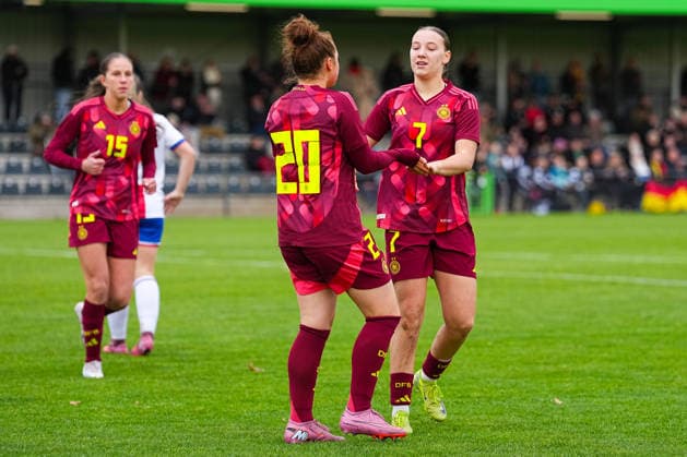 29.11.2025, xydrx, Fußball, Länderspiel, EM-Qualifikation U19-Frauen, Deutschland - Färöer, Sportschule Wedau: Torjubel nach dem Tor zum 5:0 für Deutschland durch Torschütze Amy Wrigge (GER 20) zusammen mit Amy Wrigge (GER 20) DFB regulations prohibit any use of photographs as image sequences and or quasi-video. Photo: xYannisxDreimannxPressefotokochx Nordrhein-Westfahlen Deutschland