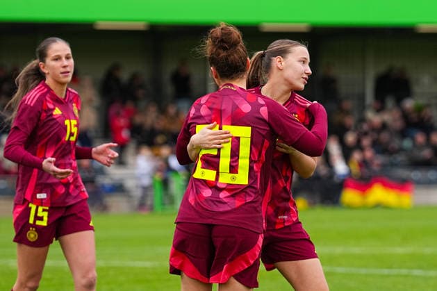 29.11.2025, xydrx, Fußball, Länderspiel, EM-Qualifikation U19-Frauen, Deutschland - Färöer, Sportschule Wedau: Torjubel nach dem Tor zum 5:0 für Deutschland durch Torschütze Amy Wrigge (GER 20) zusammen mit Zoe Schick (GER 7) DFB regulations prohibit any use of photographs as image sequences and or quasi-video. Photo: xYannisxDreimannxPressefotokochx Nordrhein-Westfahlen Deutschland
