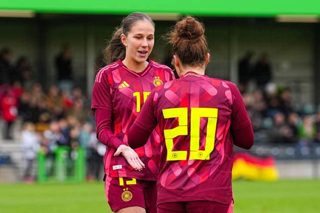 29.11.2025, xydrx, Fußball, Länderspiel, EM-Qualifikation U19-Frauen, Deutschland - Färöer, Sportschule Wedau: Torjubel nach dem Tor zum 5:0 für Deutschland durch Torschütze Amy Wrigge (GER 20) zusammen mit Maj Schneider (GER 15) DFB regulations prohibit any use of photographs as image sequences and or quasi-video. Photo: xYannisxDreimannxPressefotokochx Nordrhein-Westfahlen Deutschland