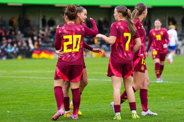 29.11.2025, xydrx, Fußball, Länderspiel, EM-Qualifikation U19-Frauen, Deutschland - Färöer, Sportschule Wedau: Torjubel nach dem Tor zum 5:0 für Deutschland durch Torschütze Amy Wrigge (GER 20) zusammen mit Helen Boerner (GER 17) und Zoe Schick (GER 7) DFB regulations prohibit any use of photographs as image sequences and or quasi-video. Photo: xYannisxDreimannxPressefotokochx Nordrhein-Westfahlen Deutschland