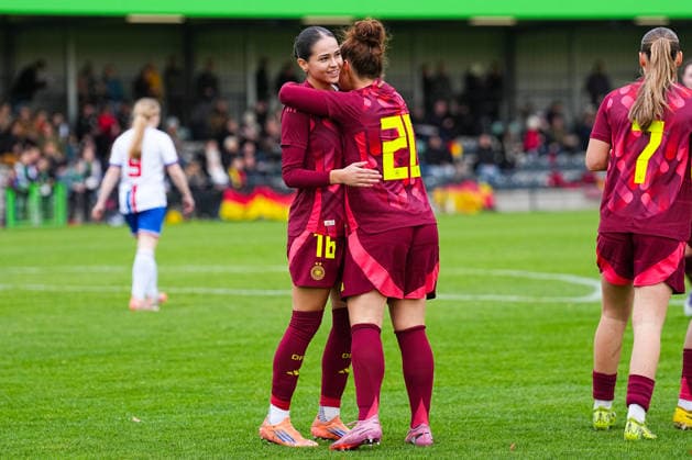 29.11.2025, xydrx, Fußball, Länderspiel, EM-Qualifikation U19-Frauen, Deutschland - Färöer, Sportschule Wedau: Torjubel nach dem Tor zum 5:0 für Deutschland durch Torschütze Amy Wrigge (GER 20) zusammen mit Kassandra Potsi (GER 16) DFB regulations prohibit any use of photographs as image sequences and or quasi-video. Photo: xYannisxDreimannxPressefotokochx Nordrhein-Westfahlen Deutschland