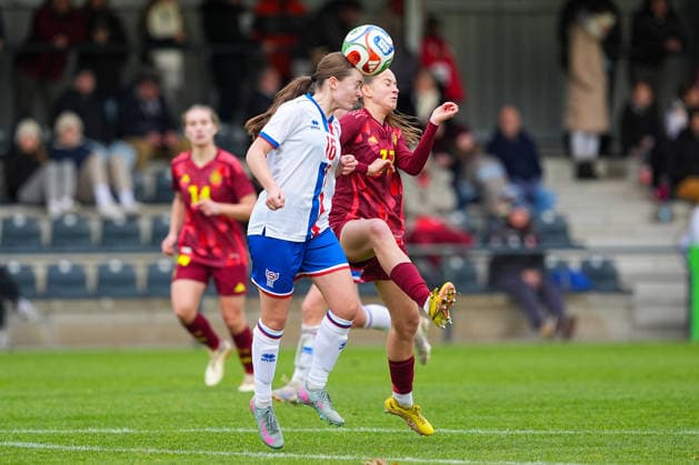29.11.2025, xydrx, Fußball, Länderspiel, EM-Qualifikation U19-Frauen, Deutschland - Färöer, Sportschule Wedau: Ranja Joensen (FRO 16) im Zweikampf gegen Helen Boerner (GER 17) DFB regulations prohibit any use of photographs as image sequences and or quasi-video. Photo: xYannisxDreimannxPressefotokochx Nordrhein-Westfahlen Deutschland