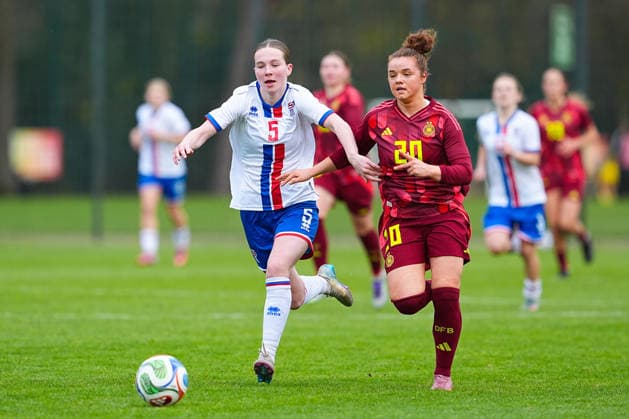 29.11.2025, xydrx, Fußball, Länderspiel, EM-Qualifikation U19-Frauen, Deutschland - Färöer, Sportschule Wedau: Helga Mikkelsen (FRO 5) im Zweikampf gegen Amy Wrigge (GER 20) DFB regulations prohibit any use of photographs as image sequences and or quasi-video. Photo: xYannisxDreimannxPressefotokochx Nordrhein-Westfahlen Deutschland