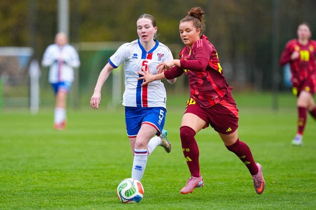 29.11.2025, xydrx, Fußball, Länderspiel, EM-Qualifikation U19-Frauen, Deutschland - Färöer, Sportschule Wedau: Helga Mikkelsen (FRO 5) im Zweikampf gegen Amy Wrigge (GER 20) DFB regulations prohibit any use of photographs as image sequences and or quasi-video. Photo: xYannisxDreimannxPressefotokochx Nordrhein-Westfahlen Deutschland