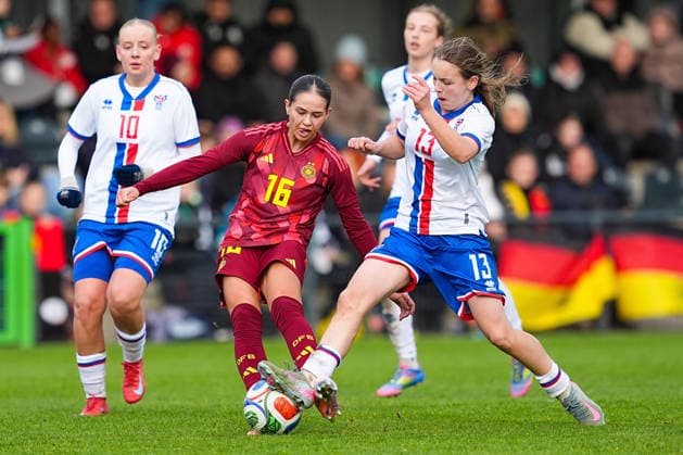 29.11.2025, xydrx, Fußball, Länderspiel, EM-Qualifikation U19-Frauen, Deutschland - Färöer, Sportschule Wedau: Kassandra Potsi (GER 16) im Zweikampf gegen Sara Benjaminsen (FRO 13) DFB regulations prohibit any use of photographs as image sequences and or quasi-video. Photo: xYannisxDreimannxPressefotokochx Nordrhein-Westfahlen Deutschland