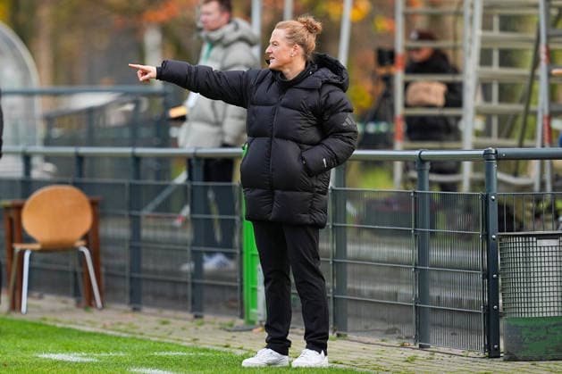 29.11.2025, xydrx, Fußball, Länderspiel, EM-Qualifikation U19-Frauen, Deutschland - Färöer, Sportschule Wedau: Melanie Behringer (Trainerin U19 Frauen Deutschland) gestikulierend DFB regulations prohibit any use of photographs as image sequences and or quasi-video. Photo: xYannisxDreimannxPressefotokochx Nordrhein-Westfahlen Deutschland