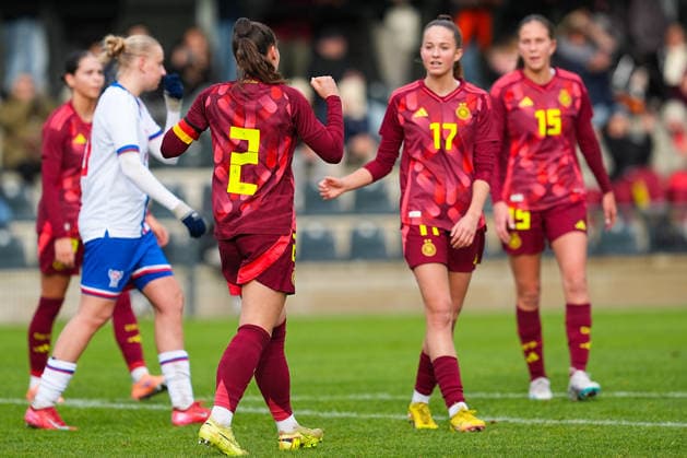 29.11.2025, xydrx, Fußball, Länderspiel, EM-Qualifikation U19-Frauen, Deutschland - Färöer, Sportschule Wedau: Torjubel nach dem Tor zum 6:0 für Deutschland durch Torschütze Felicia Straeßer (GER 2) zusammen mit Helen Boerner (GER 17) DFB regulations prohibit any use of photographs as image sequences and or quasi-video. Photo: xYannisxDreimannxPressefotokochx Nordrhein-Westfahlen Deutschland