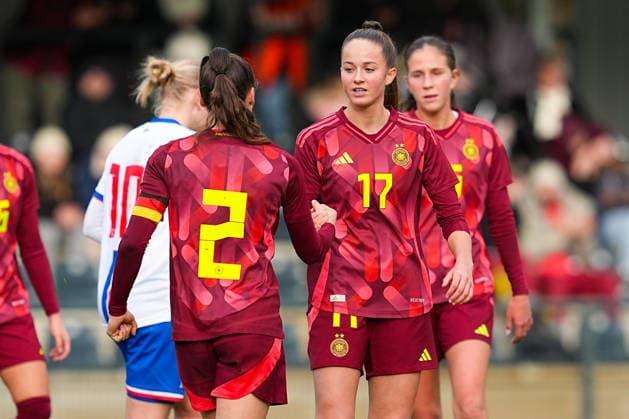29.11.2025, xydrx, Fußball, Länderspiel, EM-Qualifikation U19-Frauen, Deutschland - Färöer, Sportschule Wedau: orjubel nach dem Tor zum 6:0 für Deutschland durch Torschütze Felicia Straeßer (GER 2) zusammen mit Helen Boerner (GER 17) DFB regulations prohibit any use of photographs as image sequences and or quasi-video. Photo: xYannisxDreimannxPressefotokochx Nordrhein-Westfahlen Deutschland