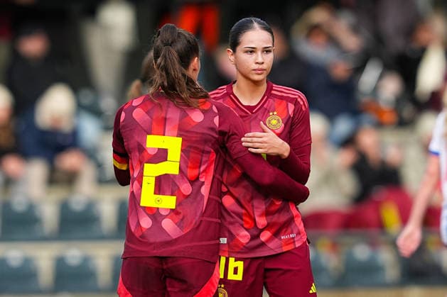 29.11.2025, xydrx, Fußball, Länderspiel, EM-Qualifikation U19-Frauen, Deutschland - Färöer, Sportschule Wedau: orjubel nach dem Tor zum 6:0 für Deutschland durch Torschütze Felicia Straeßer (GER 2) zusammen mit Kassandra Potsi (GER 16) DFB regulations prohibit any use of photographs as image sequences and or quasi-video. Photo: xYannisxDreimannxPressefotokochx Nordrhein-Westfahlen Deutschland