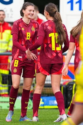 29.11.2025, xydrx, Fußball, Länderspiel, EM-Qualifikation U19-Frauen, Deutschland - Färöer, Sportschule Wedau: Torjubel nach dem Tor zum 7:0 für Deutschland durch Torschütze Lotta Wrede (GER 8) zusammen mit Maj Schneider (GER 15) DFB regulations prohibit any use of photographs as image sequences and or quasi-video. Photo: xYannisxDreimannxPressefotokochx Nordrhein-Westfahlen Deutschland