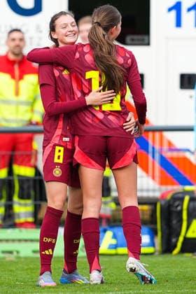 29.11.2025, xydrx, Fußball, Länderspiel, EM-Qualifikation U19-Frauen, Deutschland - Färöer, Sportschule Wedau: Torjubel nach dem Tor zum 7:0 für Deutschland durch Torschütze Lotta Wrede (GER 8) zusammen mit Maj Schneider (GER 15) DFB regulations prohibit any use of photographs as image sequences and or quasi-video. Photo: xYannisxDreimannxPressefotokochx Nordrhein-Westfahlen Deutschland