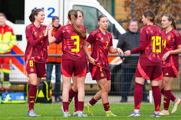 29.11.2025, xydrx, Fußball, Länderspiel, EM-Qualifikation U19-Frauen, Deutschland - Färöer, Sportschule Wedau: Torjubel nach dem Tor zum 7:0 für Deutschland durch Torschütze Lotta Wrede (GER 8) zusammen mit Lenelotte Mueller (GER 3) DFB regulations prohibit any use of photographs as image sequences and or quasi-video. Photo: xYannisxDreimannxPressefotokochx Nordrhein-Westfahlen Deutschland