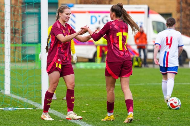29.11.2025, xydrx, Fußball, Länderspiel, EM-Qualifikation U19-Frauen, Deutschland - Färöer, Sportschule Wedau: Torjubel nach dem Tor zum 8:0 für Deutschland durch Torschütze Maria Penner (GER 14) zusammen mit Helen Boerner (GER 17) DFB regulations prohibit any use of photographs as image sequences and or quasi-video. Photo: xYannisxDreimannxPressefotokochx Nordrhein-Westfahlen Deutschland