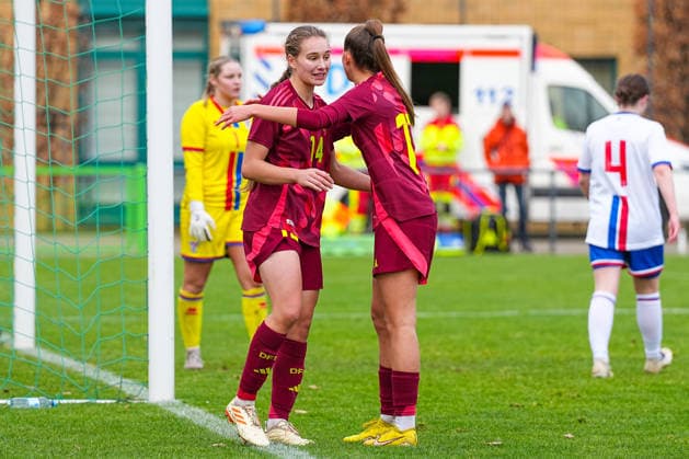 29.11.2025, xydrx, Fußball, Länderspiel, EM-Qualifikation U19-Frauen, Deutschland - Färöer, Sportschule Wedau: Torjubel nach dem Tor zum 8:0 für Deutschland durch Torschütze Maria Penner (GER 14) zusammen mit Helen Boerner (GER 17) DFB regulations prohibit any use of photographs as image sequences and or quasi-video. Photo: xYannisxDreimannxPressefotokochx Nordrhein-Westfahlen Deutschland