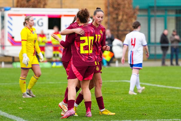 29.11.2025, xydrx, Fußball, Länderspiel, EM-Qualifikation U19-Frauen, Deutschland - Färöer, Sportschule Wedau: Torjubel nach dem Tor zum 8:0 für Deutschland durch Torschütze Maria Penner (GER 14) zusammen mit Helen Boerner (GER 17) und Amy Wrigge (GER 20) DFB regulations prohibit any use of photographs as image sequences and or quasi-video. Photo: xYannisxDreimannxPressefotokochx Nordrhein-Westfahlen Deutschland