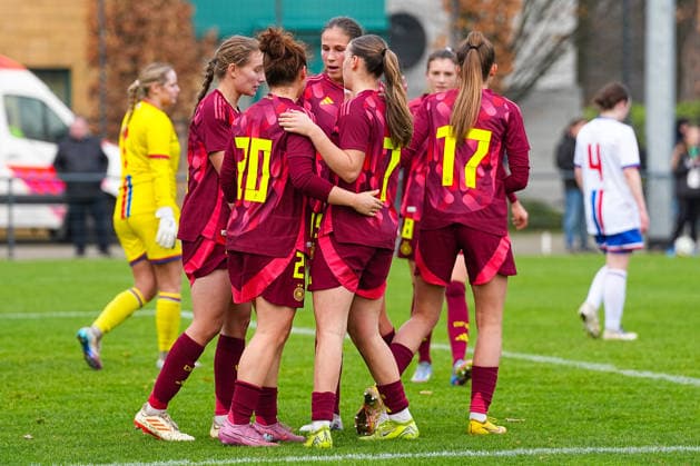 29.11.2025, xydrx, Fußball, Länderspiel, EM-Qualifikation U19-Frauen, Deutschland - Färöer, Sportschule Wedau: Torjubel nach dem Tor zum 8:0 für Deutschland durch Torschütze Maria Penner (GER 14) zusammen mit Helen Boerner (GER 17) und Amy Wrigge (GER 20) Zoe Schick (GER 7) DFB regulations prohibit any use of photographs as image sequences and or quasi-video. Photo: xYannisxDreimannxPressefotokochx Nordrhein-Westfahlen Deutschland