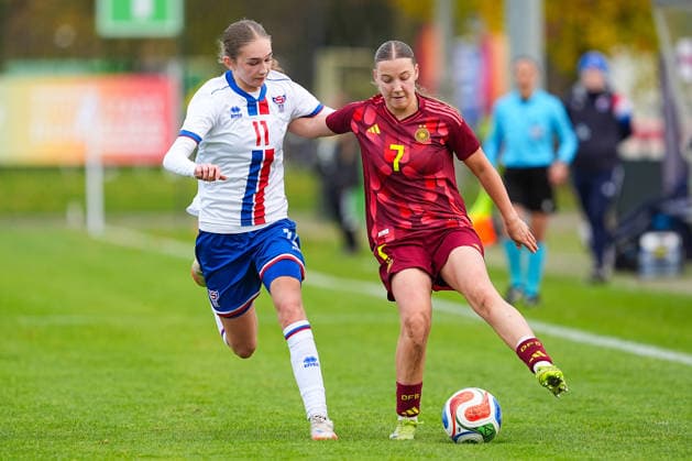 29.11.2025, xydrx, Fußball, Länderspiel, EM-Qualifikation U19-Frauen, Deutschland - Färöer, Sportschule Wedau: Eydna Dalheim (FRO 11) im Zweikampf gegen Zoe Schick (GER 7) DFB regulations prohibit any use of photographs as image sequences and or quasi-video. Photo: xYannisxDreimannxPressefotokochx Nordrhein-Westfahlen Deutschland