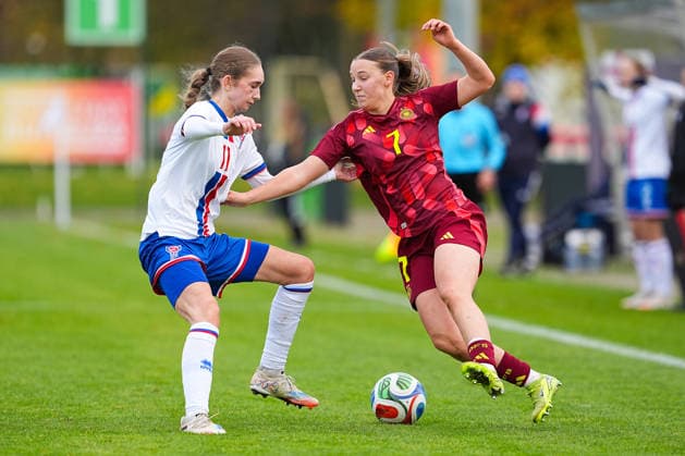 29.11.2025, xydrx, Fußball, Länderspiel, EM-Qualifikation U19-Frauen, Deutschland - Färöer, Sportschule Wedau: Eydna Dalheim (FRO 11) im Zweikampf gegen Zoe Schick (GER 7) DFB regulations prohibit any use of photographs as image sequences and or quasi-video. Photo: xYannisxDreimannxPressefotokochx Nordrhein-Westfahlen Deutschland
