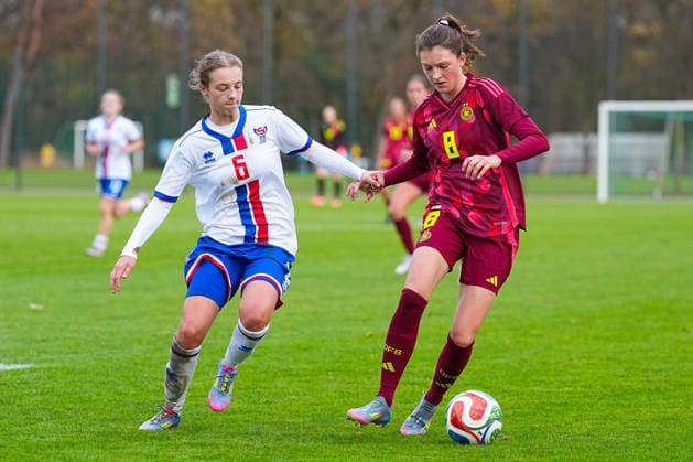 29.11.2025, xydrx, Fußball, Länderspiel, EM-Qualifikation U19-Frauen, Deutschland - Färöer, Sportschule Wedau: Halla Ejdesgaard (FRO 6) im Zweikampf gegen Marie Gmeineder (GER 6) DFB regulations prohibit any use of photographs as image sequences and or quasi-video. Photo: xYannisxDreimannxPressefotokochx Nordrhein-Westfahlen Deutschland