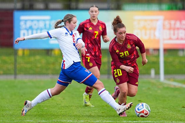 29.11.2025, xydrx, Fußball, Länderspiel, EM-Qualifikation U19-Frauen, Deutschland - Färöer, Sportschule Wedau: Leona Djurhuus (FRO 2) im Zweikampf gegen Amy Wrigge (GER 20) DFB regulations prohibit any use of photographs as image sequences and or quasi-video. Photo: xYannisxDreimannxPressefotokochx Nordrhein-Westfahlen Deutschland