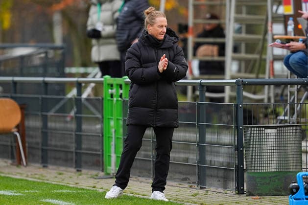 29.11.2025, xydrx, Fußball, Länderspiel, EM-Qualifikation U19-Frauen, Deutschland - Färöer, Sportschule Wedau: Melanie Behringer (Trainerin U19 Frauen Deutschland) freut sich über den 8:0 Sieg DFB regulations prohibit any use of photographs as image sequences and or quasi-video. Photo: xYannisxDreimannxPressefotokochx Nordrhein-Westfahlen Deutschland
