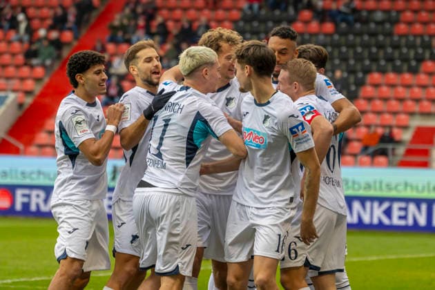 Ingolstadt, Deutschland 29. November 2025: 3. Liga - 2025 2026 - FC Ingolstadt 04 vs. TSG 1899 Hoffenheim II Im Bild: in der Traube Torschütze Valentin Lässig Laessig (TSG II) jubelt nach seinem Tor zum 0:1 mit seinen Mannschaftskollegen, DFB regulations prohibit any use of photographs as image sequences and or quasi-video Audi Sportpark Bayern Copyright: xFotostandx xSchäferx