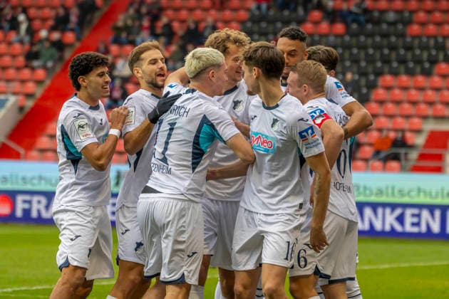 Ingolstadt, Deutschland 29. November 2025: 3. Liga - 2025 2026 - FC Ingolstadt 04 vs. TSG 1899 Hoffenheim II Im Bild: in der Traube Torschütze Valentin Lässig Laessig (TSG II) jubelt nach seinem Tor zum 0:1 mit seinen Mannschaftskollegen, DFB regulations prohibit any use of photographs as image sequences and or quasi-video Audi Sportpark Bayern Copyright: xFotostandx xSchäferx