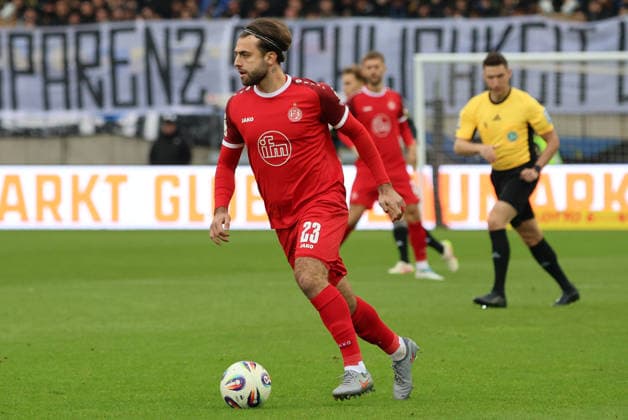 29.11.2025, Fussball, Herren, 3. Liga, Saison 2025 2026, 1. FC Saarbrücken - Rot-Weiss Essen, Jose-Enrique Rios Alonso (Rot-Weiss Essen) Saarbrücken Ludwigsparkstadion Saarland Deutschland (DEU) Copyright: xSebastianxBachx