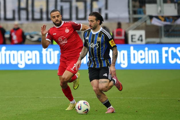 29.11.2025, Fussball, Herren, 3. Liga, Saison 2025 2026, 1. FC Saarbrücken - Rot-Weiss Essen, Ramien Safi (Rot-Weiss Essen), Calogero Rizzuto (1. FC Saarbruecken) Saarbrücken Ludwigsparkstadion Saarland Deutschland (DEU) Copyright: xSebastianxBachx