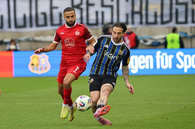 29.11.2025, Fussball, Herren, 3. Liga, Saison 2025 2026, 1. FC Saarbrücken - Rot-Weiss Essen, Ramien Safi (Rot-Weiss Essen), Calogero Rizzuto (1. FC Saarbruecken) Saarbrücken Ludwigsparkstadion Saarland Deutschland (DEU) Copyright: xSebastianxBachx