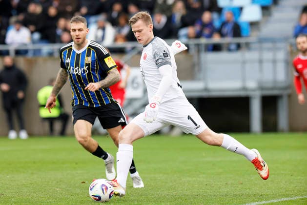 Fußball 3. Liga 13. Spieltag Rot-Weiss Essen - FC Energie Cottbus am 23.11.2025 im Stadion an der Hafenstraße in Essen Jakob Golz ( Rot-Weiss Essen )