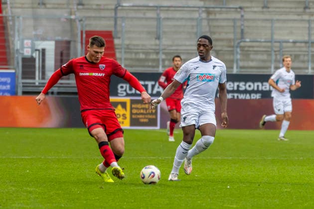 Ingolstadt, Deutschland 29. November 2025: 3. Liga - 2025 2026 - FC Ingolstadt 04 vs. TSG 1899 Hoffenheim II Im Bild: v. li. im Zweikampf Jonas Scholz (FCI) und David Mokwa (TSG II) DFB regulations prohibit any use of photographs as image sequences and or quasi-video Audi Sportpark Bayern Copyright: xFotostandx xSchäferx