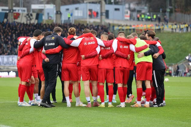 29.11.2025, Fussball, Herren, 3. Liga, Saison 2025 2026, 1. FC Saarbrücken - Rot-Weiss Essen, Die Mannschaft (Rot-Weiss Essen) Saarbrücken Ludwigsparkstadion Saarland Deutschland (DEU) Copyright: xSebastianxBachx