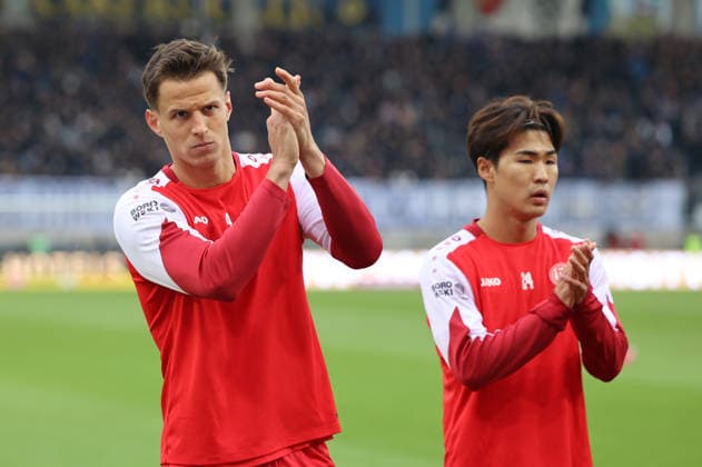 29.11.2025, Fussball, Herren, 3. Liga, Saison 2025 2026, 1. FC Saarbrücken - Rot-Weiss Essen, Michael Schultz (Rot-Weiss Essen), Kaito Mizuta (Rot-Weiss Essen) Saarbrücken Ludwigsparkstadion Saarland Deutschland (DEU) Copyright: xSebastianxBachx
